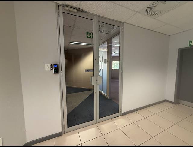 555M² OFFICE TO LET IN PARKTOWN